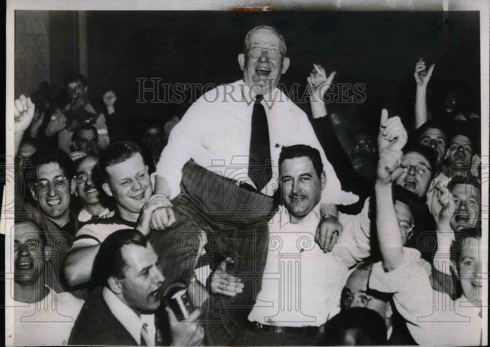 1950 Press Photo Phil Conahan IUE-CIO local president carried over the shoulders