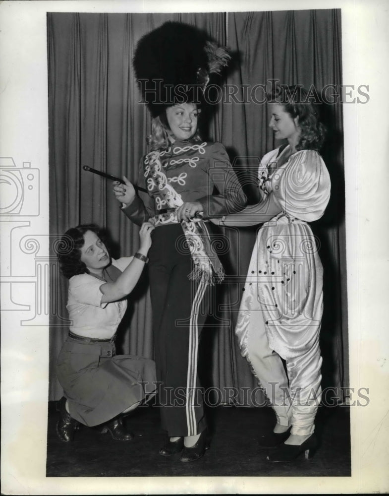 1943 Press Photo Majorette Stelle Butler, H Hendricks, B Steele in NYC- Historic Images