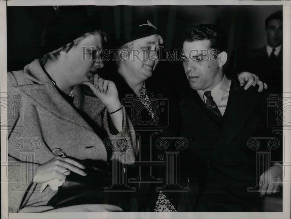 1937 Press Photo Carl W. Jackson wife and Mother Mrs. Edith Jackson police