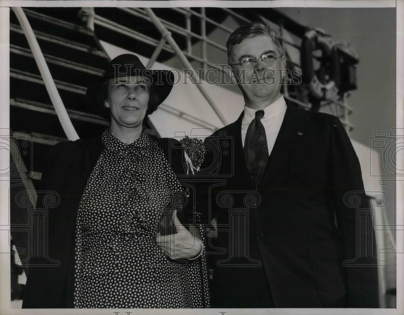 Load image into Gallery viewer, 1937 Press Photo Sec of State John Foster Dulles &amp; his wife - nea30212
