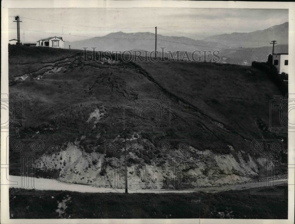 1938 Press Photo LA, Calif. hillside sliding onto a road at Cleland Street
