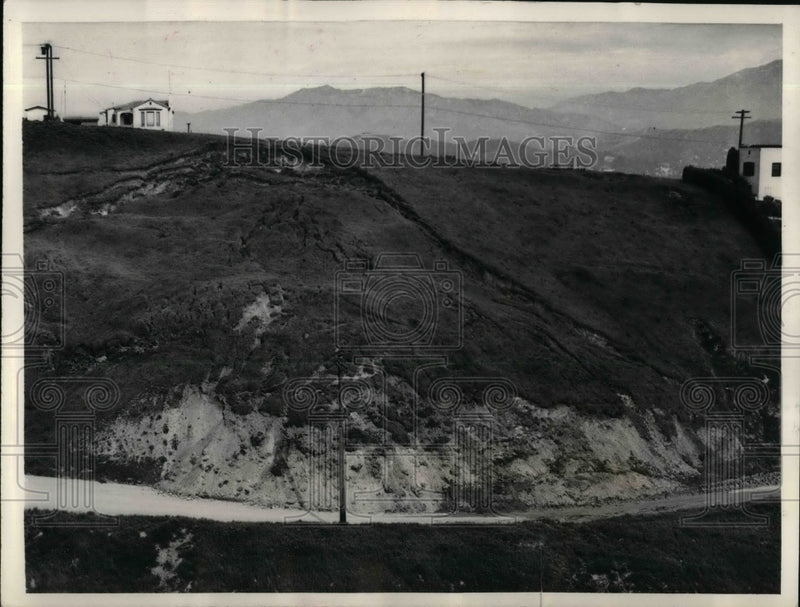 Load image into Gallery viewer, 1938 Press Photo LA, Calif. hillside sliding onto a road at Cleland Street

