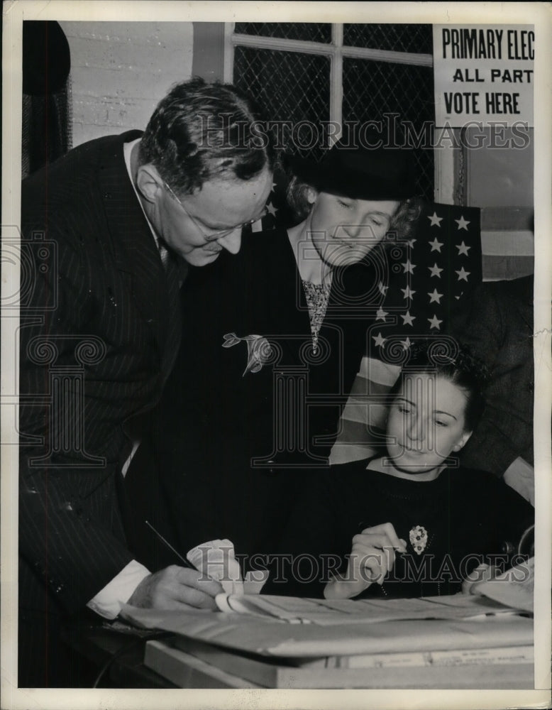 1938 Press Photo Mr. Dulles registering with Mrs. Dulles looking on clerk is- Historic Images