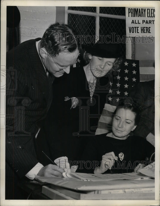 1938 Press Photo Mr. Dulles registering with Mrs. Dulles looking on clerk is- Historic Images