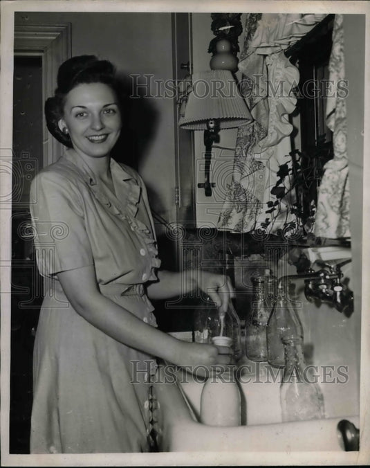 1945 Press Photo Mrs. George C. Miller of Toledo with Milk Bottles - nea30792