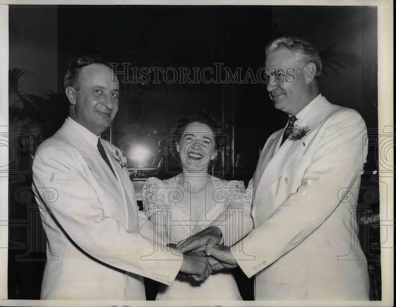 Load image into Gallery viewer, 1939 Press Photo Ohio Governor. John Bricker,CZol R Beightler &amp; bride
