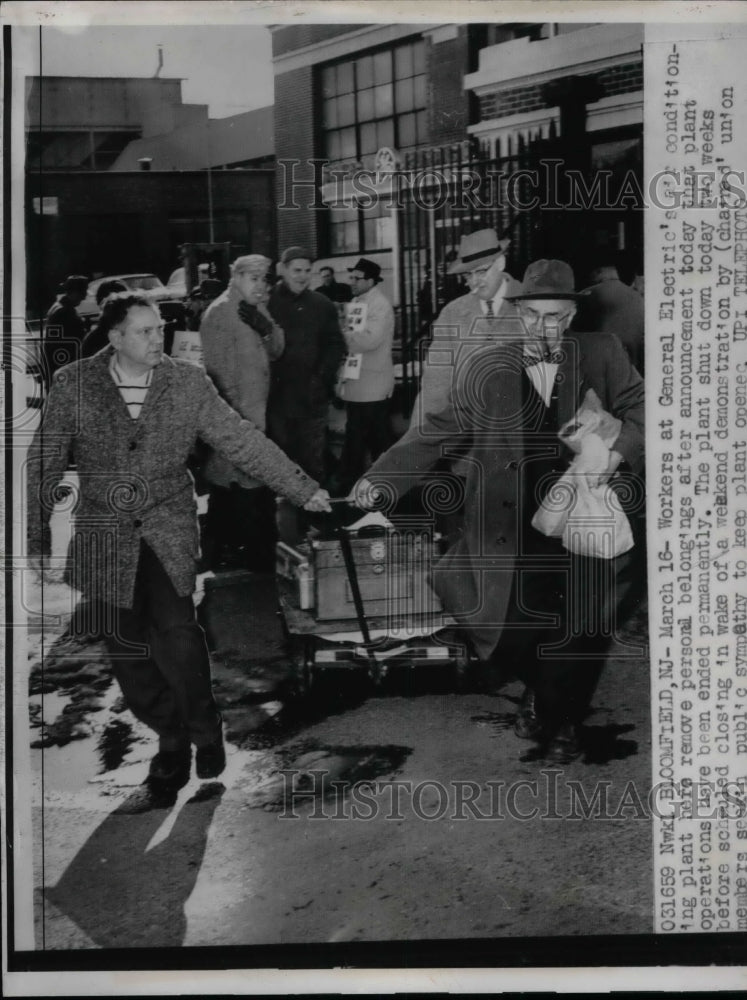 Load image into Gallery viewer, 1959 Press Photo Workers Leaving General Electric Plant After Closing Announced
