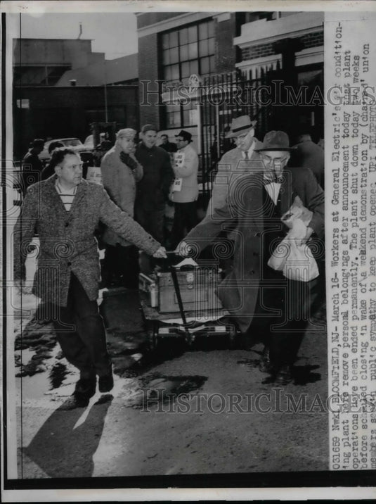 1959 Press Photo Workers Leaving General Electric Plant After Closing Announced