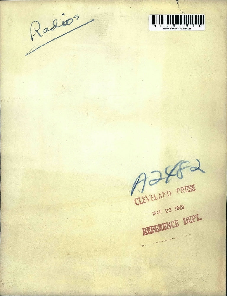 1949 Press Photo Norman and sister Faye Hall listen to news about their Parents.