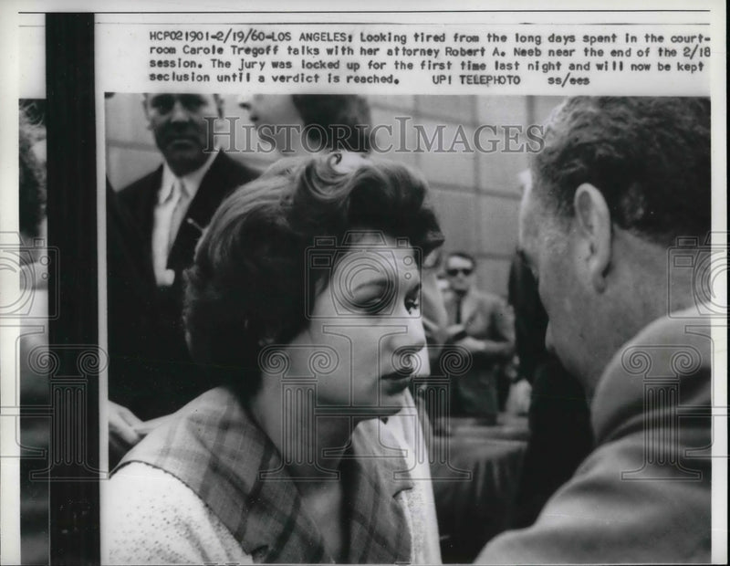 Load image into Gallery viewer, 1960 Press Photo Carole Tregoff, talked with her Atty. waiting for Jury Verdict.
