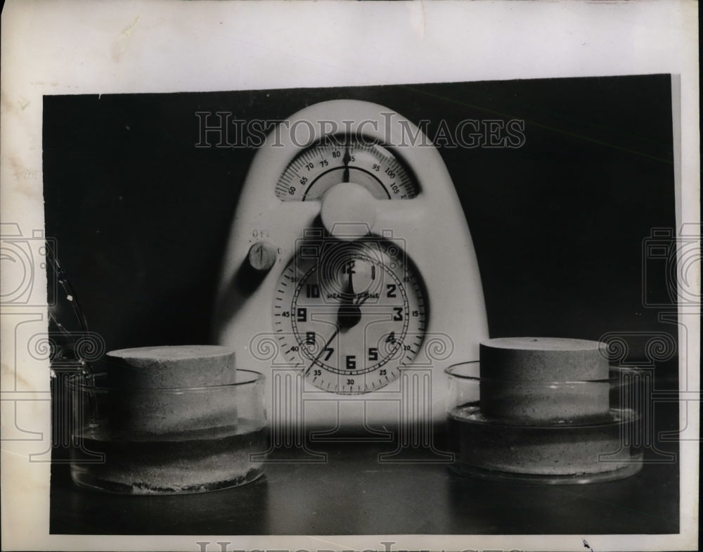 1944 Press Photo Stabinol Experiment On Soil Samples In Laboratory - nea31760