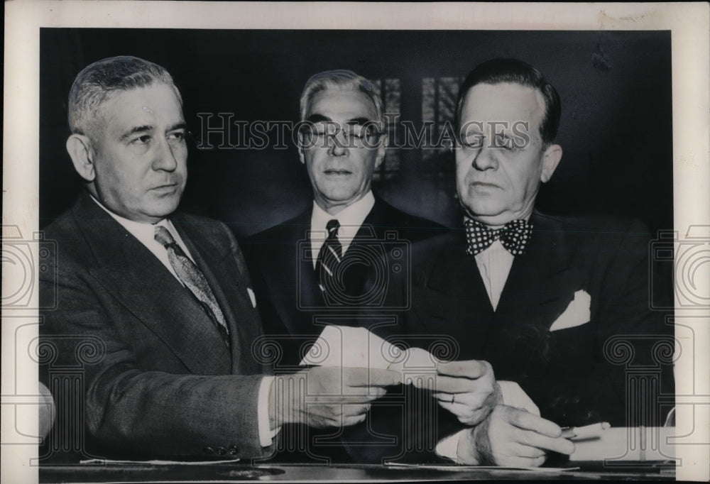 1949 Press Photo John Lewis & Striking Mine Workers Pay Fines for Srike