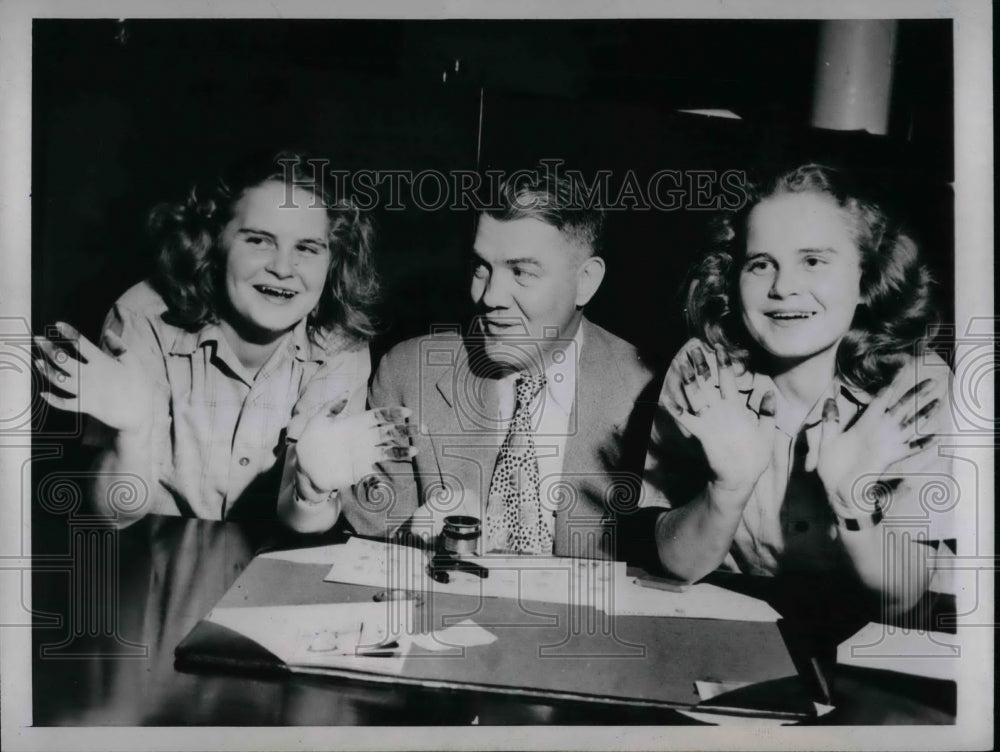 1946 Press Photo Twins Johonna & Julianna Legierski.Finger prints are different.