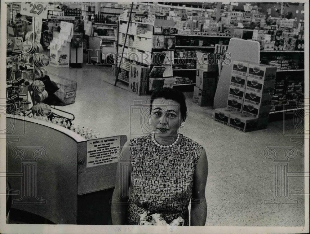1962 Press Photo Mrs Vinnie Hutchison After Husbands Death She Runs Supermarket