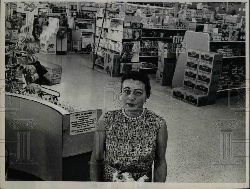 Load image into Gallery viewer, 1962 Press Photo Mrs Vinnie Hutchison After Husbands Death She Runs Supermarket

