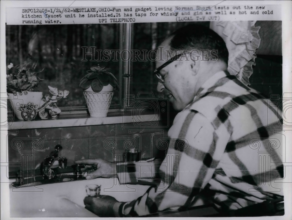1962 Press Photo Norman Short & kitchen sink he fixed - nea32793