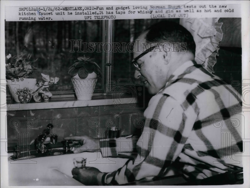 Load image into Gallery viewer, 1962 Press Photo Norman Short &amp; kitchen sink he fixed - nea32793
