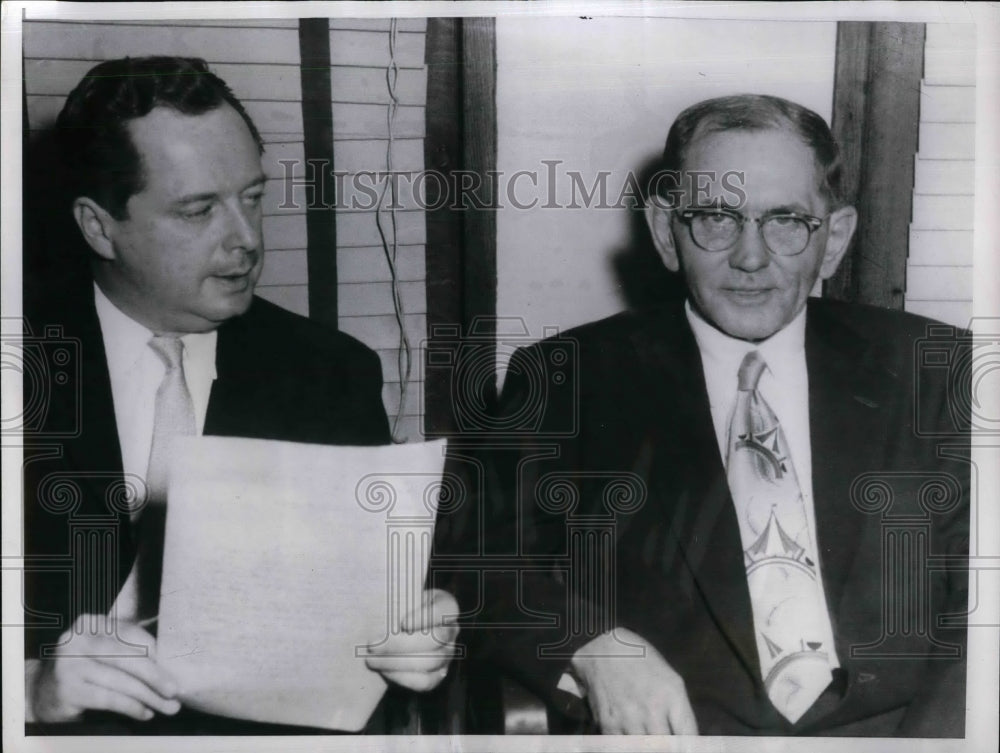 1946 Press Photo Roy Eaton Talks With States Atty Bernard Moran - nea33691