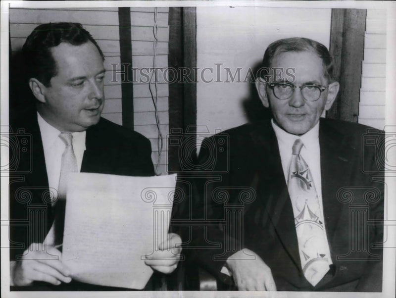 Load image into Gallery viewer, 1946 Press Photo Roy Eaton Talks With States Atty Bernard Moran - nea33691
