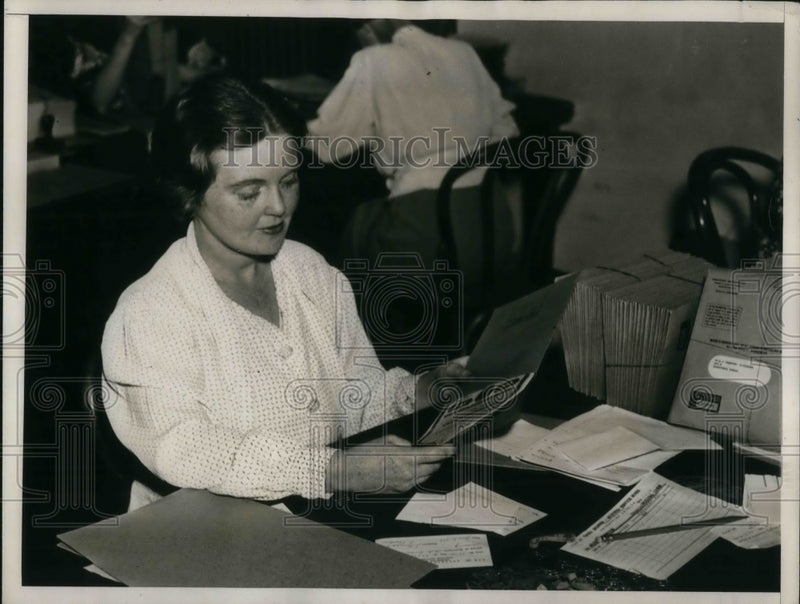 Load image into Gallery viewer, 1938 Press Photo Frizelle Gable one of thousands of temporary government workers
