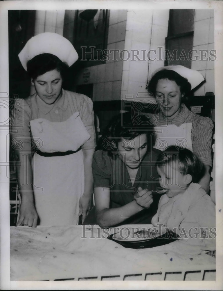 1947 Press Photo Jean Desforges at Queen Mary's Hospital nurse training