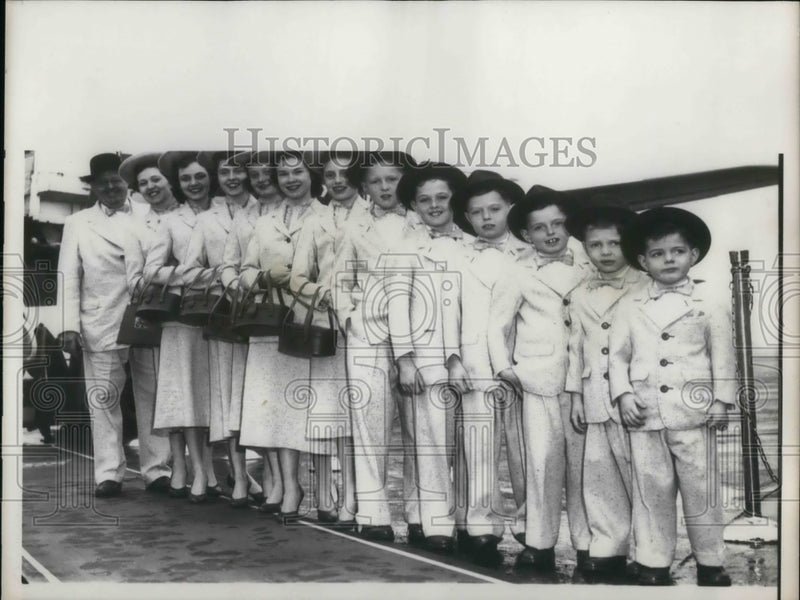 Load image into Gallery viewer, 1957 Press Photo Thomas Breninan &amp; Children - nea35037

