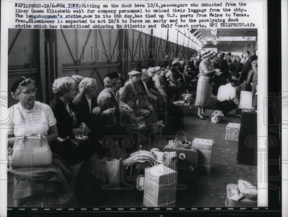 1959 Press Photo Passengers of Queen Elizabeth 2 Wait For Baggage To Be Unloaded- Historic Images