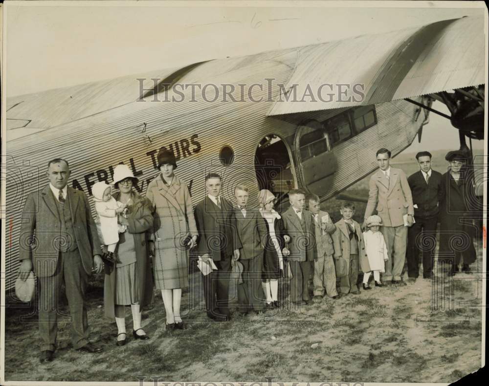 1927 Press Photo Fred Hicks gathers his family for a flight Ford Airport Detroit- Historic Images