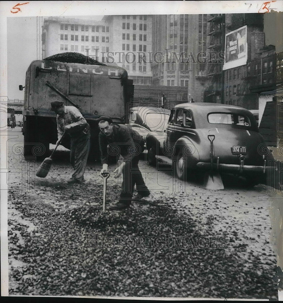 1949 Press Photo Chris Steffer and Jack Larson Sweeping Coal During Coal Strike