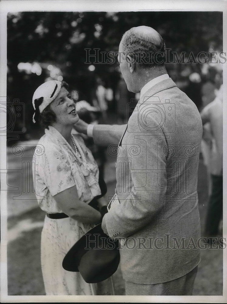 1937 Press Photo Charles Schwartz Taps Margaret Emerson On Shoulder In Park- Historic Images