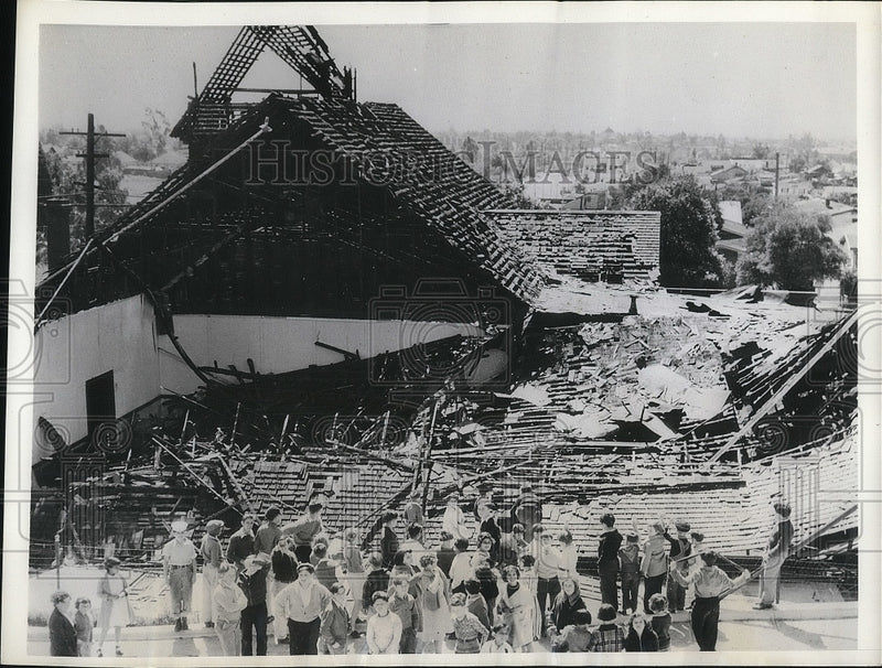 Load image into Gallery viewer, 1935 Press Photo 12 Children Escape Fire In Hebron Community Center Church In LA
