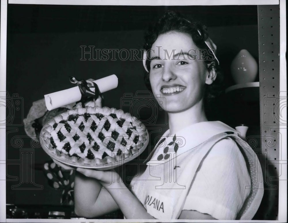 1956 Press Photo Annette Hunt & award winning cherry pie in baking contest