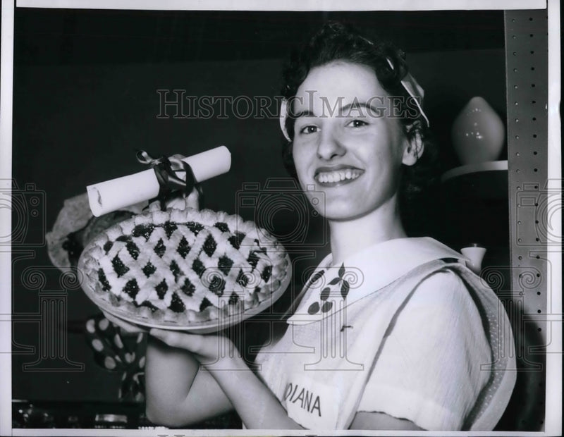 Load image into Gallery viewer, 1956 Press Photo Annette Hunt &amp; award winning cherry pie in baking contest
