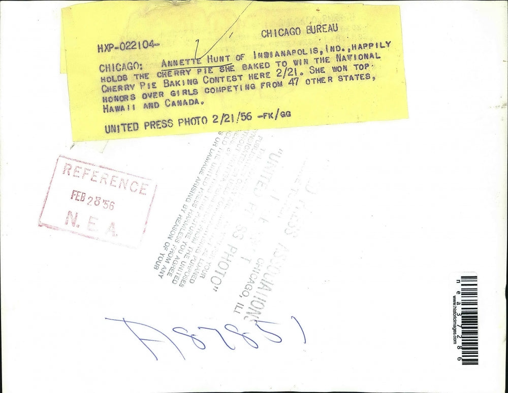 1956 Press Photo Annette Hunt & award winning cherry pie in baking contest