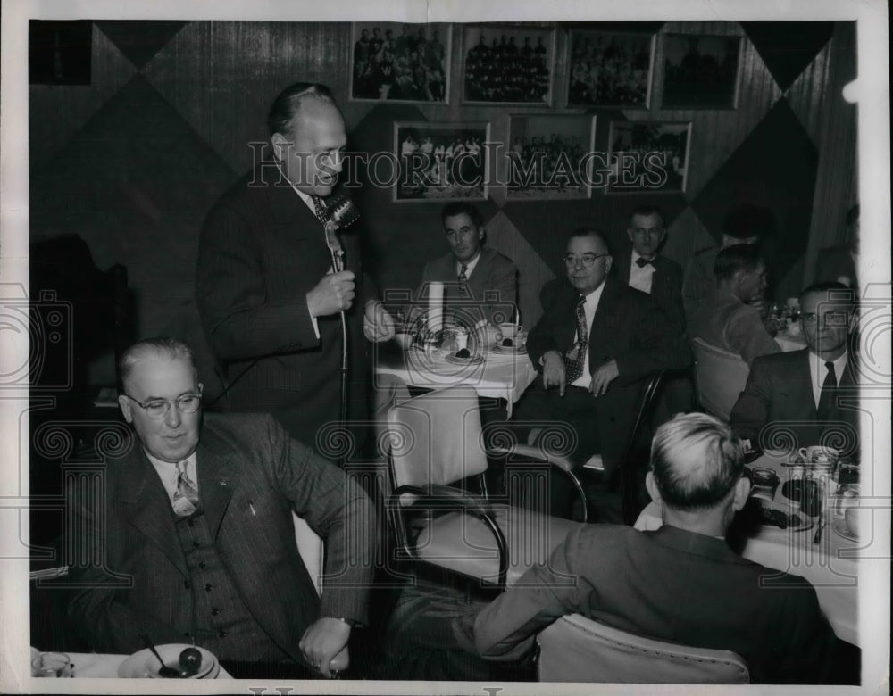 1950 Press Photo Senator Lucas at Razzano's restaurant in Ill. - nea37310