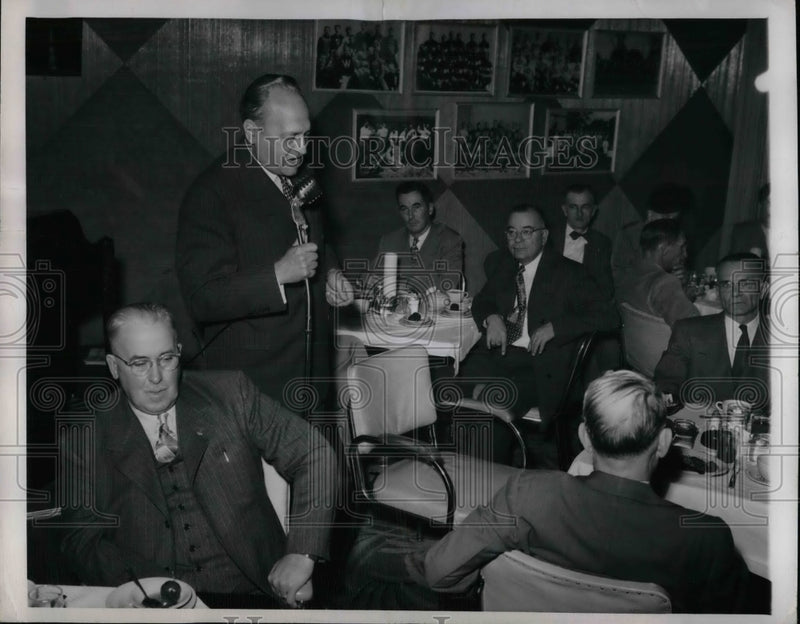 Load image into Gallery viewer, 1950 Press Photo Senator Lucas at Razzano's restaurant in Ill. - nea37310
