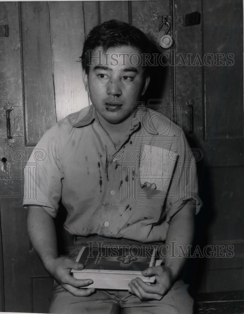 Load image into Gallery viewer, 1959 Press Photo George Maeda Holds Bible At Police Station After Arrest
