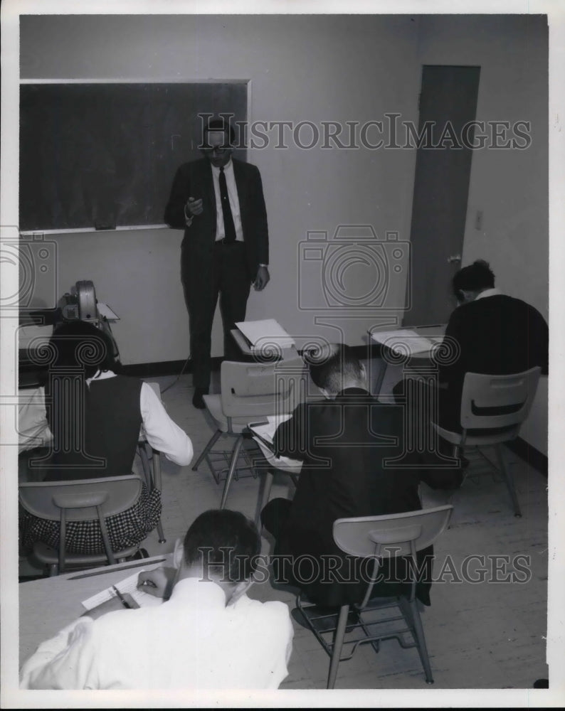 1966 Press Photo Allen Heiderman teaching at the Reading Improvement Center