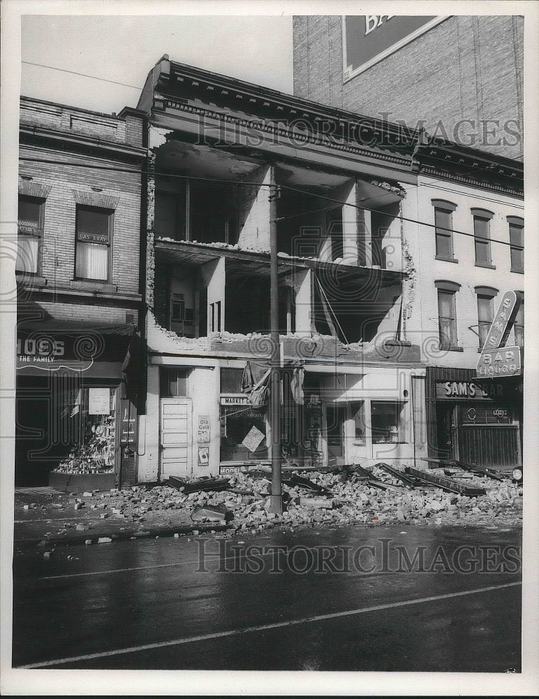 Load image into Gallery viewer, 1955 Press Photo Cleveland Storm Wind Struck building - nea38524
