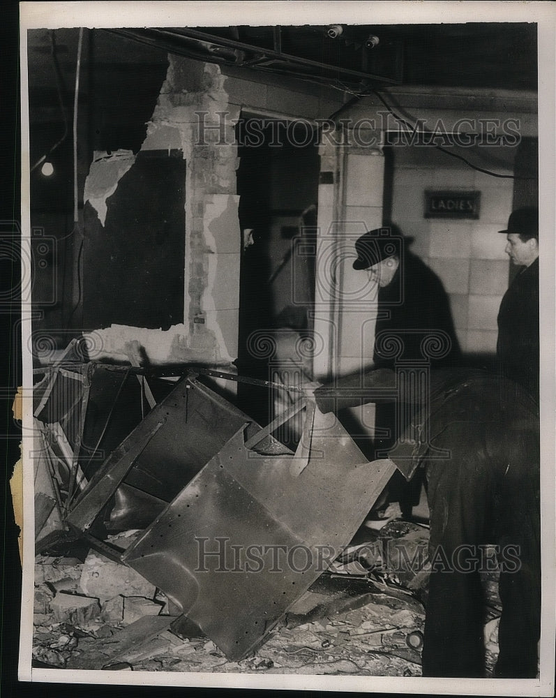 1939 Press Photo Investigators Examine Wreckage Of Bomb - nea38904