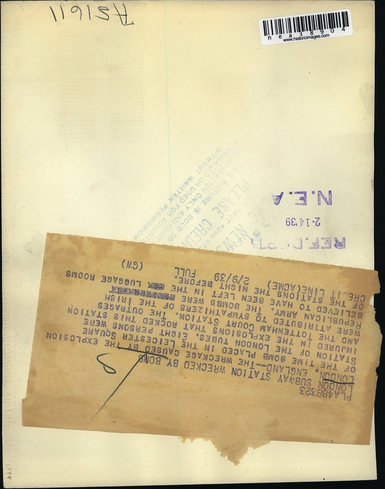 1939 Press Photo Investigators Examine Wreckage Of Bomb - nea38904