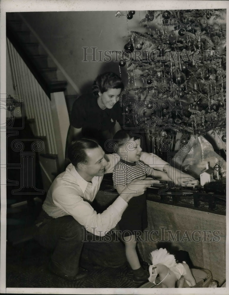 Load image into Gallery viewer, 1939 Press Photo William Bucky Walters Mrs. Walters and William Jr. Cincinnati
