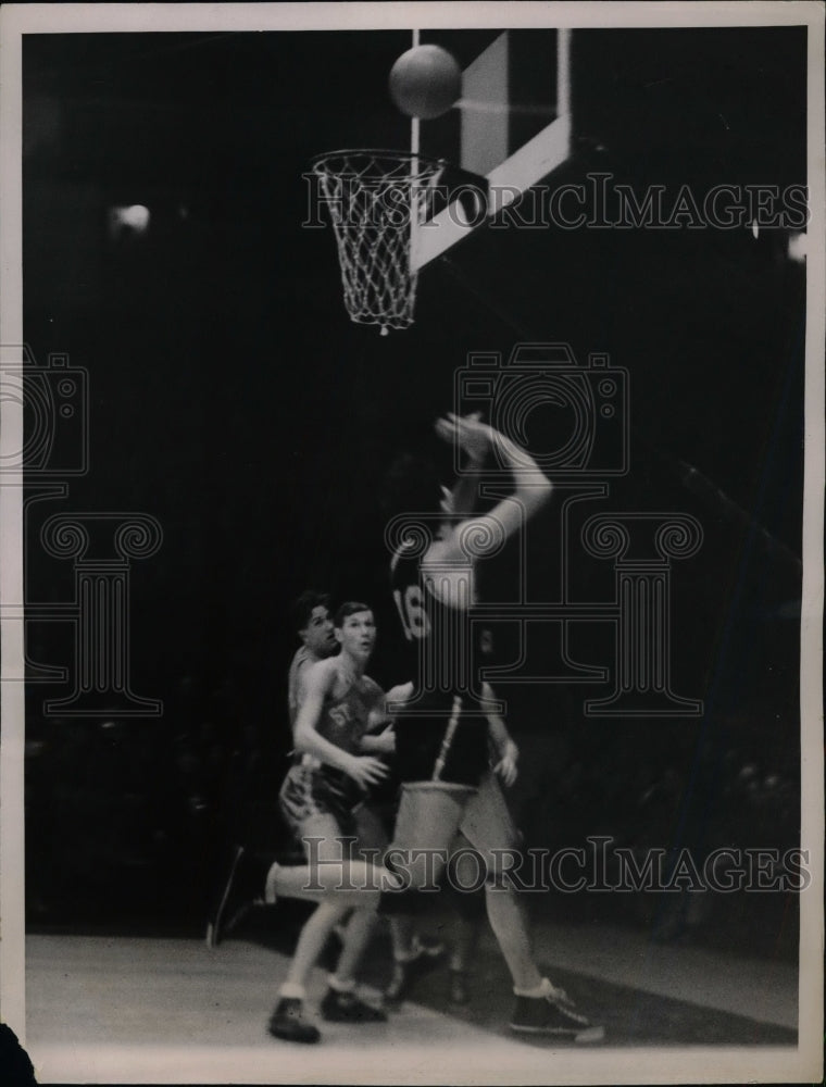 Load image into Gallery viewer, 1937 Press Photo Jack Singer CCNY Sinks Basket Wins St John's Madison Square

