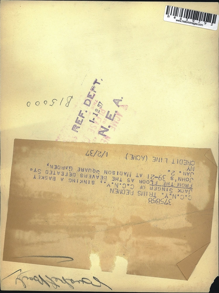 1937 Press Photo Jack Singer CCNY Sinks Basket Wins St John's Madison Square