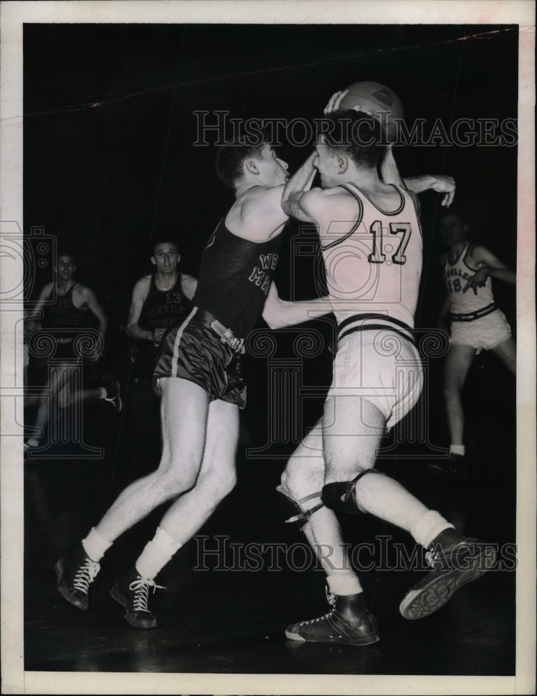 1944 Press Photo City College Player Joe Lauren Pivoting With Ball In Game
