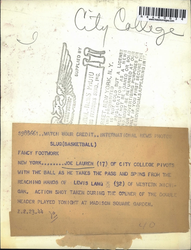1944 Press Photo City College Player Joe Lauren Pivoting With Ball In Game