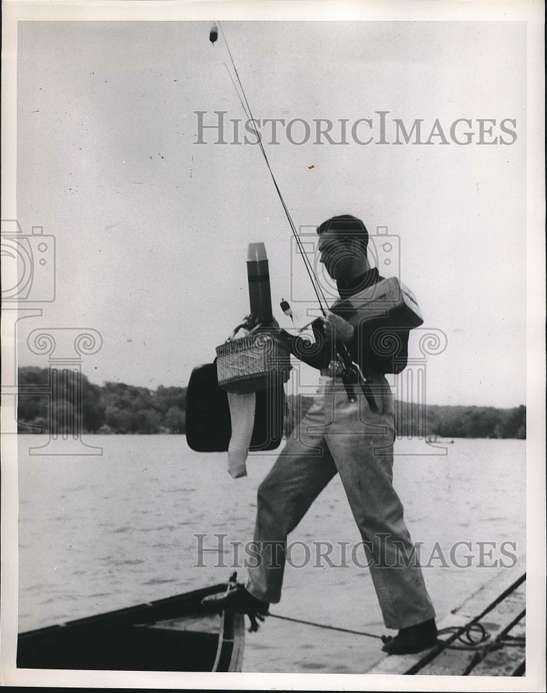 Load image into Gallery viewer, 1952 Press Photo boating safety tip: don't overload yourself while boarding

