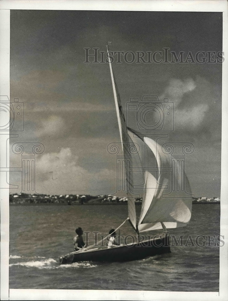 Load image into Gallery viewer, 1949 Press Photo dinghy "Victorious" wins Princess Elizabeth Cup - nea41210
