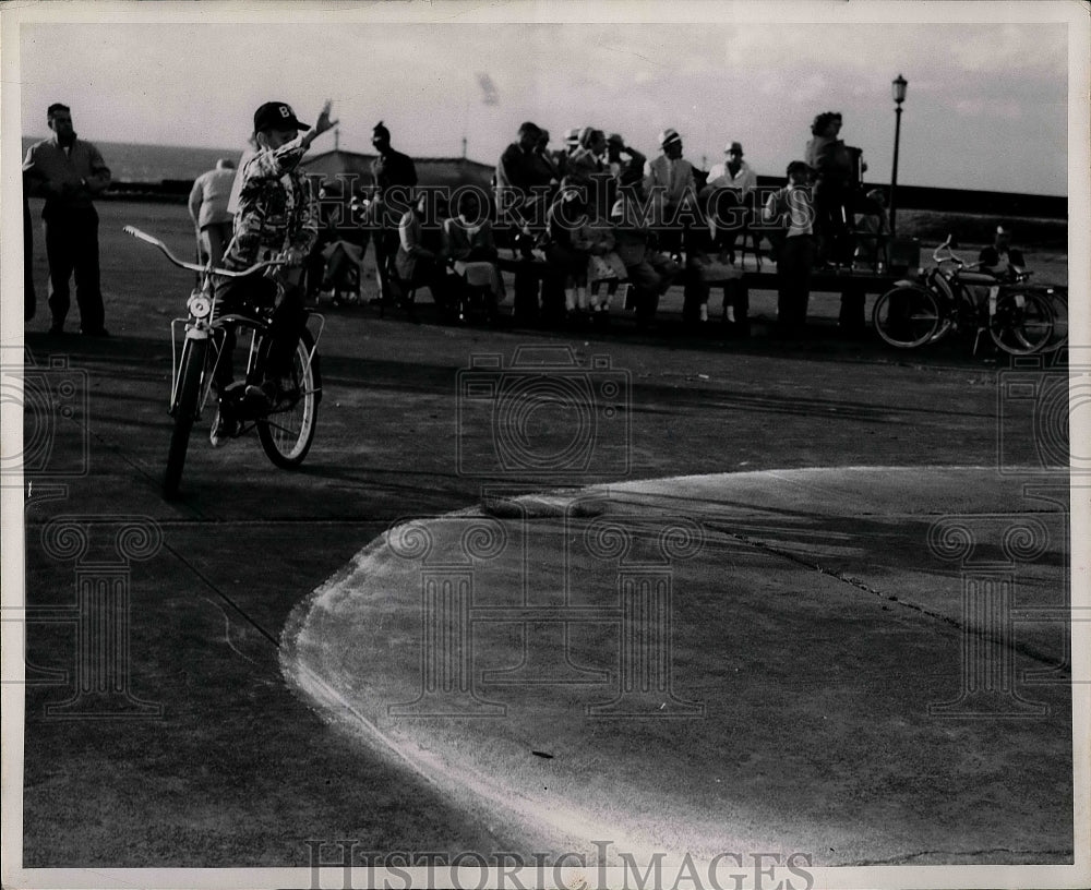 1957 Press Photo Member Of Bike Brigade Acknowledges Crowd