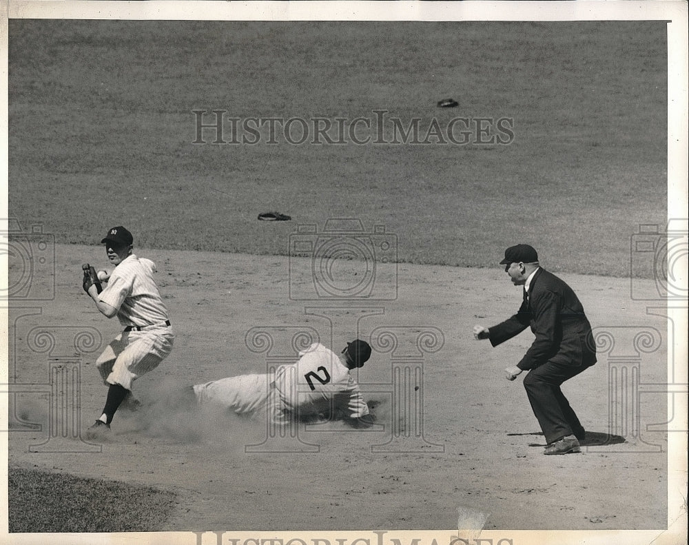 1945 Press Photo Red Sox Metkovich Out at Second by George Stirnweiss